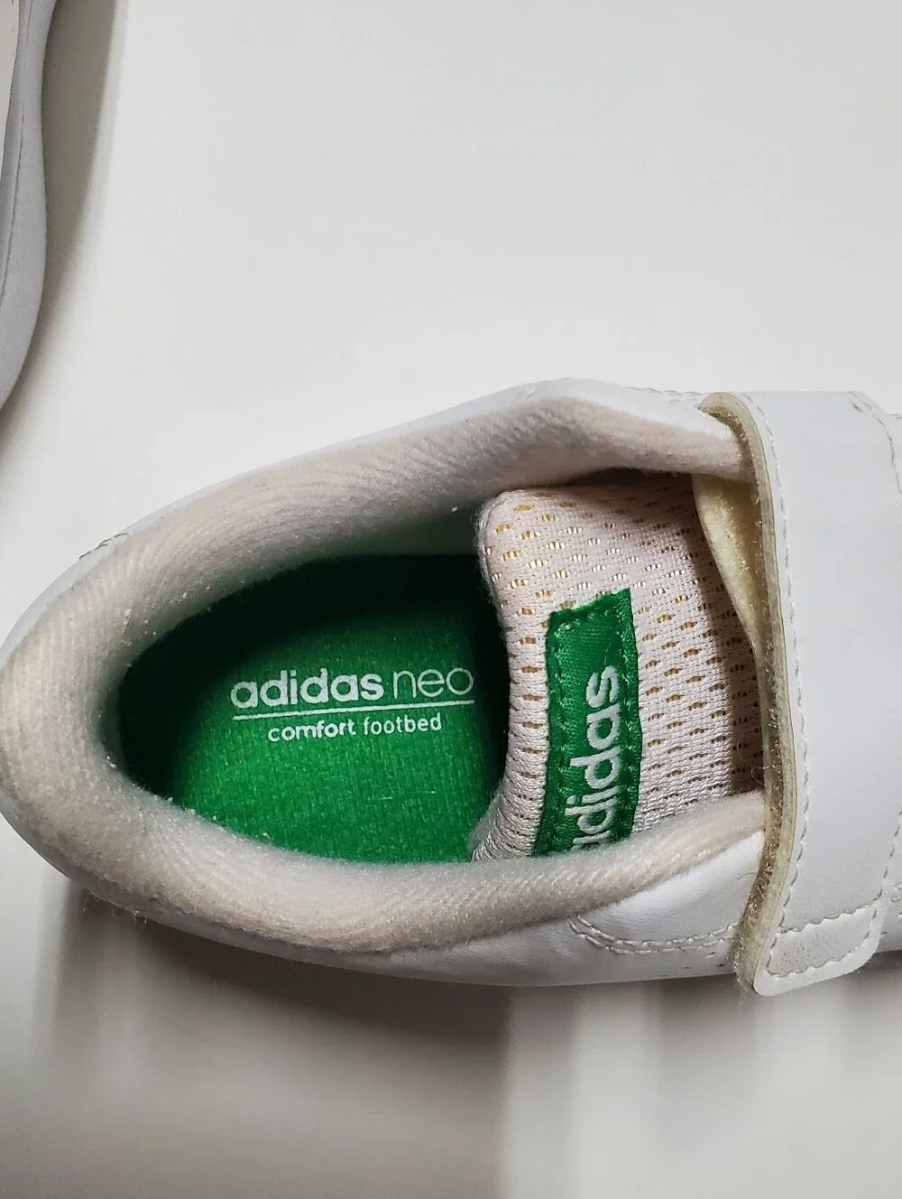Adidas Neo Comfort Footbed Kids White w/ Green Accents Velcro Strap Sneakers 10K